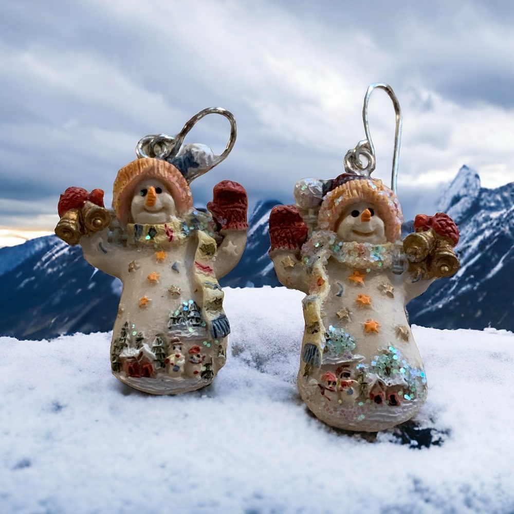 Adorable vintage snowman earrings with snow scene